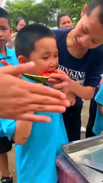 旅游吃瓜的姑娘,吃瓜姑娘的美食之旅